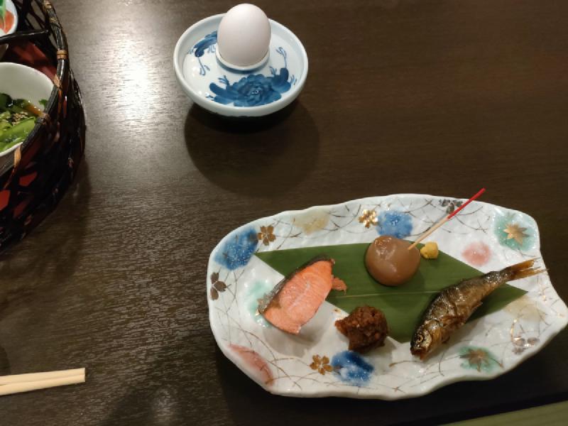 朝食 温泉たまごと魚