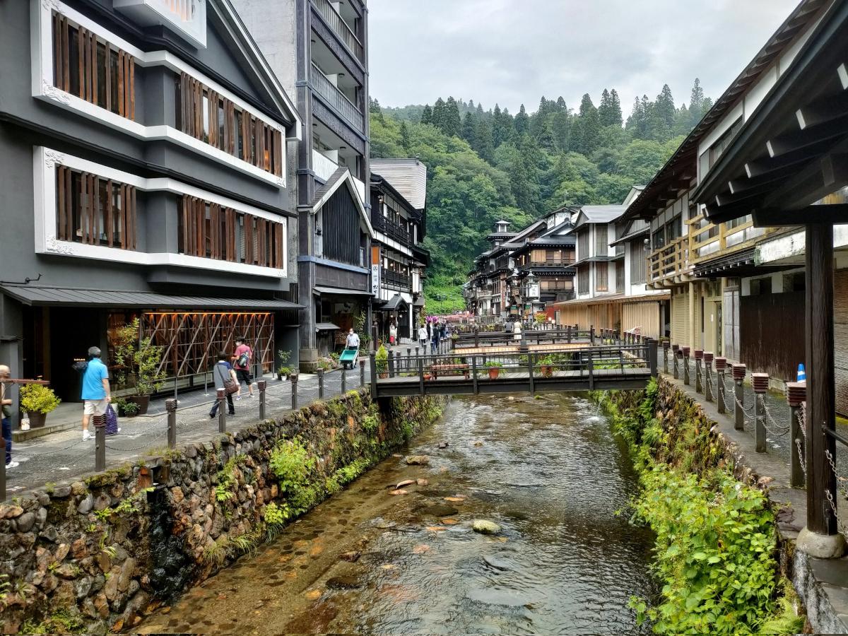 ガス灯の灯る大正ロマンの街並み――銀山温泉（山形県尾花沢市）